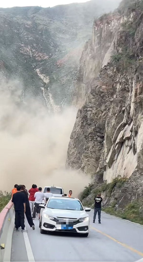 瑞和网  甘孜香稻公路各卡段发生塌方 无人员伤亡，通车时间待定